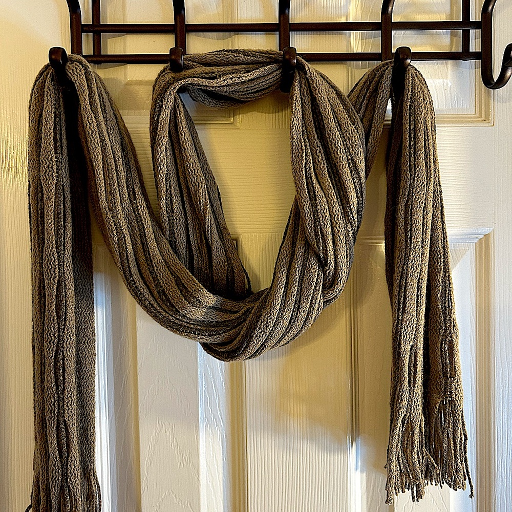 Women’s tan scarf, this scarf is lightweight and is in like new condition.